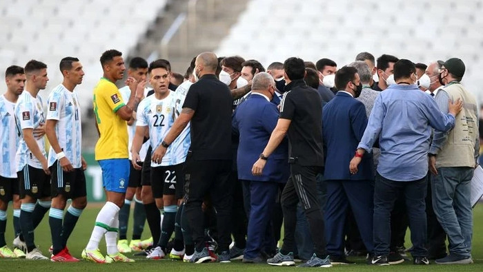 Messi tức giận sau khi trận Brazil vs Argentina bị dừng sau 8 phút Ảnh 5