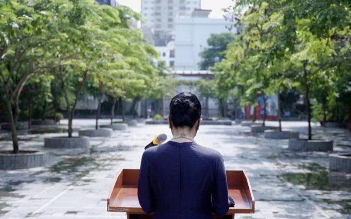 Cô hiệu phó phát biểu trong lễ khai giảng không một bóng người giữa sân trường là ai? Ảnh 2