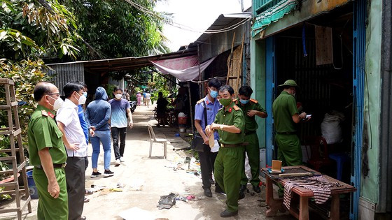 Lực lượng chức năng có mặt tại hiện trường điều tra, làm rõ vụ việc. Ảnh: SGGP