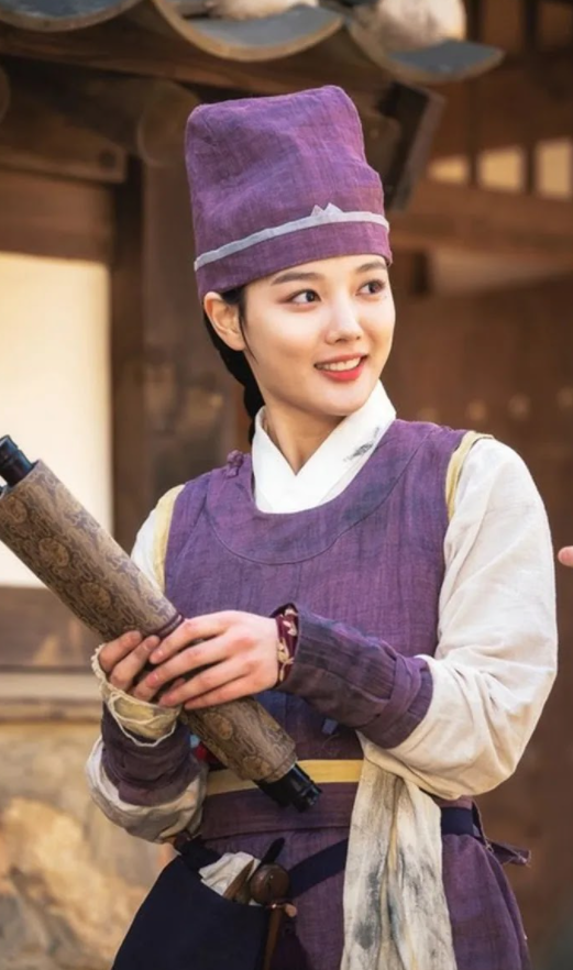 Dàn nữ thần sánh đôi bên Ahn Hyo Seop: Kim Yoo Jung xinh nền nã, Lee Sung Kyung đẹp sắc sảo Ảnh 5