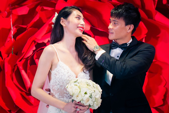 Clip Công Vinh và Thuỷ Tiên 'quẩy' sau đám cưới bị đào lại giữa ồn ào sao kê.