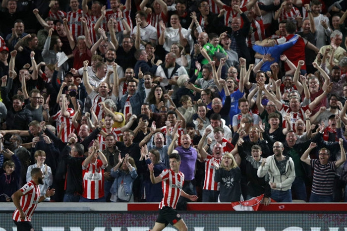 Khán giả tới xem một trận bóng ở Anh. (Ảnh: AP)