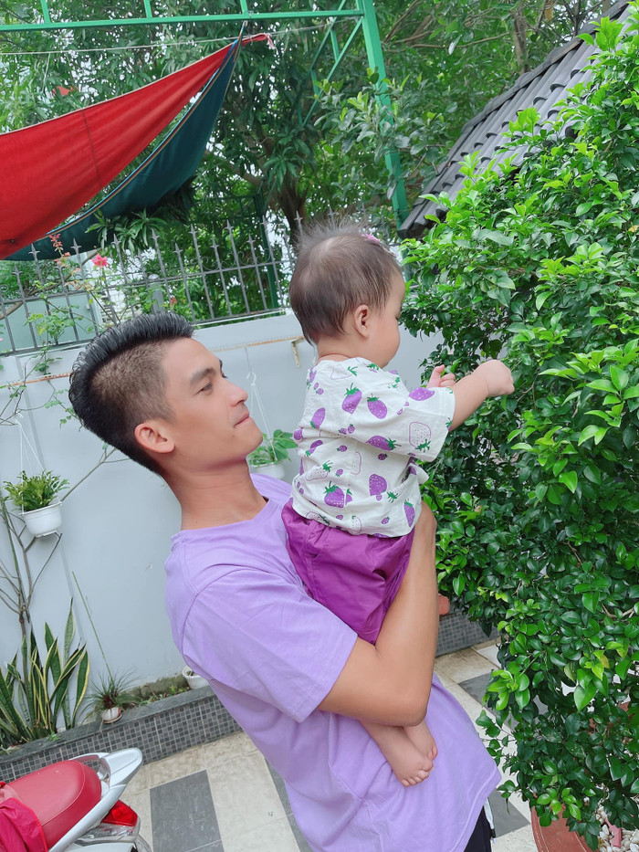 Con gái Mạc Văn Khoa càng lớn càng bụ bẫm, kháu khỉnh