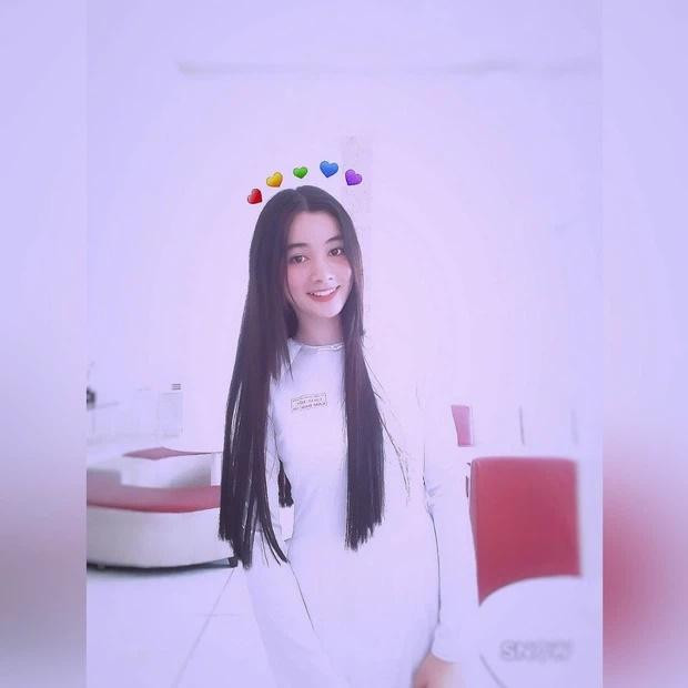 Bức ảnh mới nhất mà Cẩm Đan đăng tải trên trang cá nhân làm nhiều người bất ngờ. Tà áo dài trắng nhã nhặn, mái tóc dài cùng ánh mắt trong veo khiến nhiều người ngẩn ngơ. 