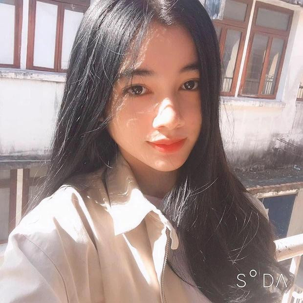 Thuở còn đi học, Cẩm Đan đã được nhận định là một trong những mỹ nhân quyến rũ, sở hữu sắc vóc cuốn hút. 