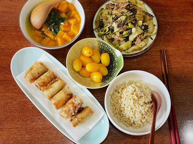 Cơm ăn kèm chả giò chay, dưa cải xào, canh bí đỏ cùng cà chua bi ăn kèm. Những món chay của Phương Trang sẽ giúp nhiều nàng học hỏi để bắt chược ăn theo nếu muốn
