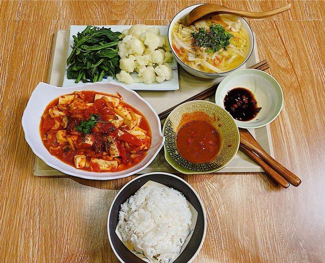 Mâm cơm chay gần đây nhất được Phương Trang chia sẻ với đậu hủ sốt cà chua, cơm trắng, rau luộc và canh 