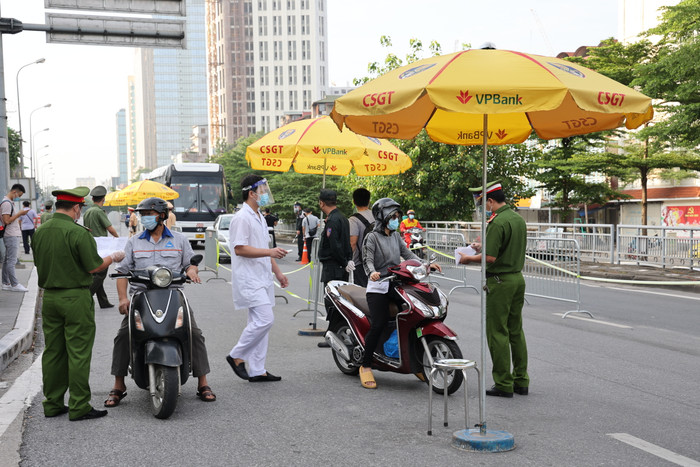 Lực lượng chức năng kiểm tra giấy đi đường của người dân.
