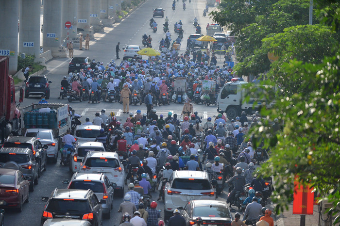 Lượng phương tiện gia tăng nhiều hơn vào giờ cao điểm.