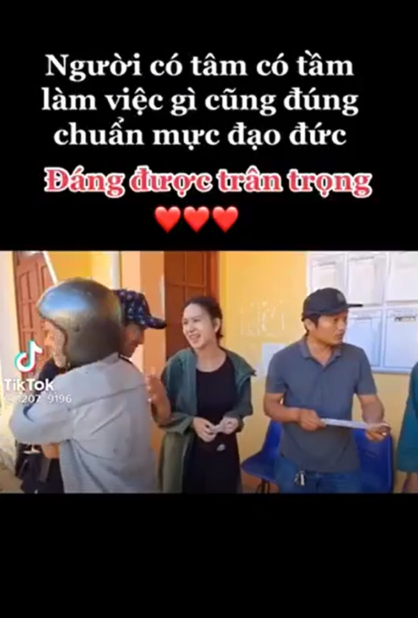 Lý Hải nhận được những cái ôm chân tình từ người dân