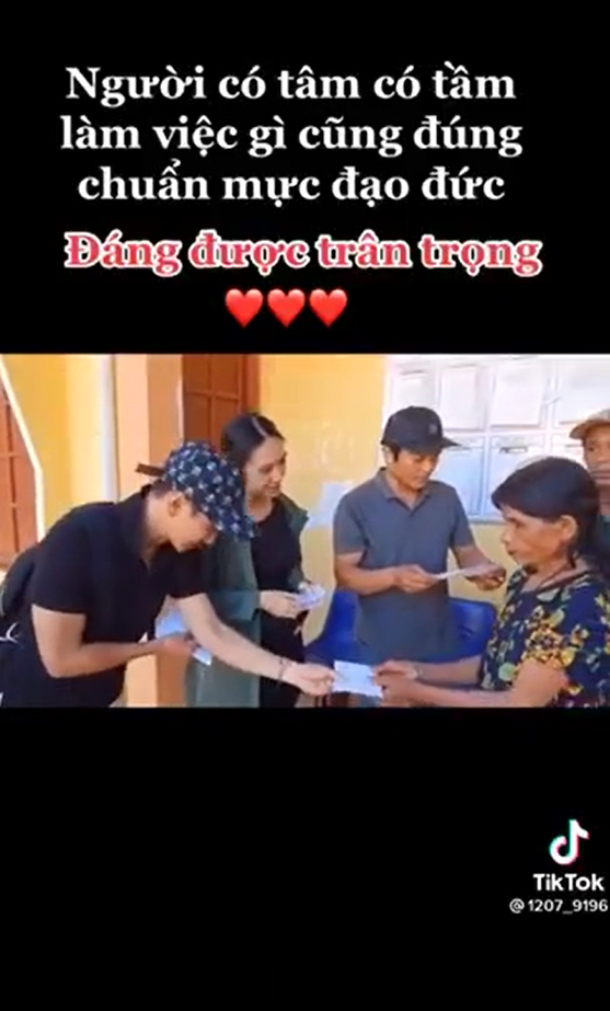 Khoảnh khắc vợ chồng Lý Hải - Minh Hà lễ phép trong lúc đi từ thiện đang được dân mạng chuyền tay nhau