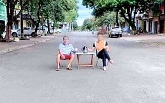 2 người đàn ông 'chơi ngông' mang bàn ra giữa đường uống trà rồi chụp hình đăng Facebook Ảnh 2