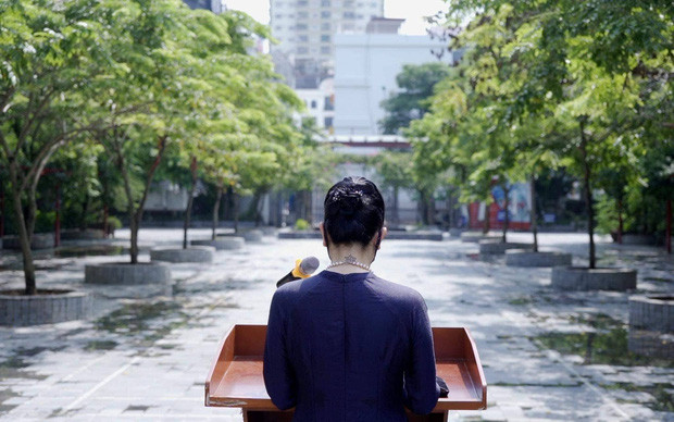 Hình ảnh cô Văn Thùy Dương phát biểu trước sân trường không một bóng người gây xúc động mạnh.