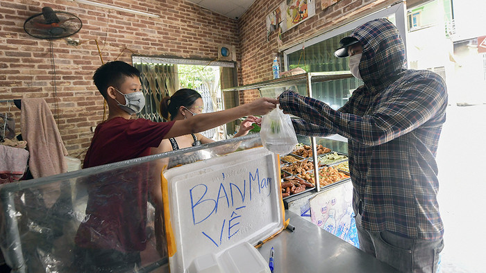Người dân đến mua đồ ăn mang về.