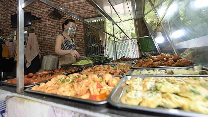Các cửa hàng ăn đã bắt đầu mở bán mang về.