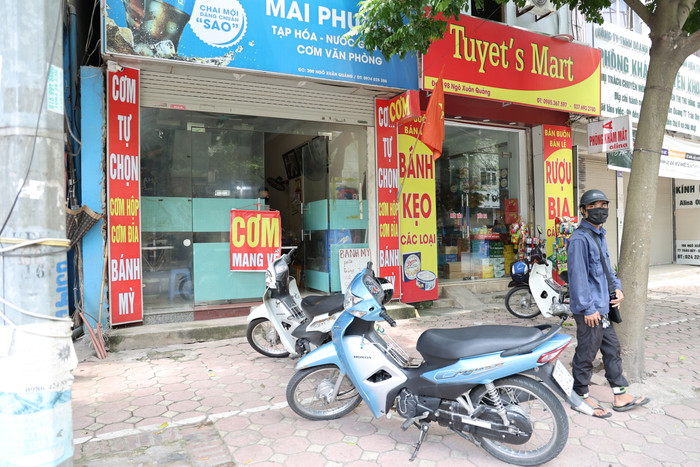 Người dân chờ đợi mua đồ ăn, đảm bảo giữ khoảng cách.