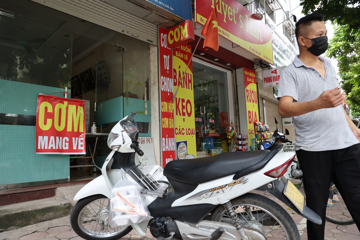 Nhiều người tranh thủ mua rất nhiều xuất cơm giúp người thân.