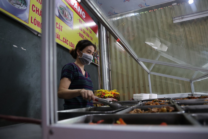 Các món ăn đã sẵn sàng chờ khách đến mua mang về.