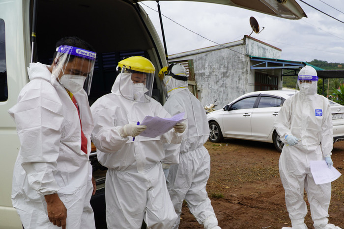 Lực lượng chức năng tiến hành truy vết các trường hợp liên quan ca mắc COVID-19. Ảnh: Phước Đức/Thanh Niên