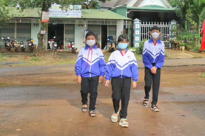 Học sinh tại Đắk Nông đi dự khai giảng vào ngày 5/9. Ảnh: Phước Đức/Thanh Niên