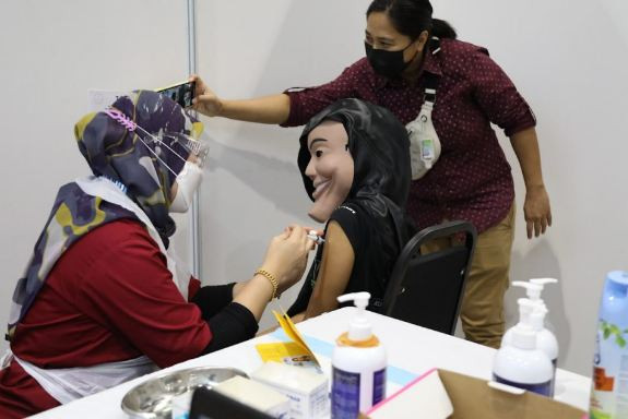 Ăn mặc lồng lộn đi tiêm vaccine, cô gái bị dân mạng đá xoáy: 'Rồi đi tiêm hay đi trình diễn thời trang?' Ảnh 10