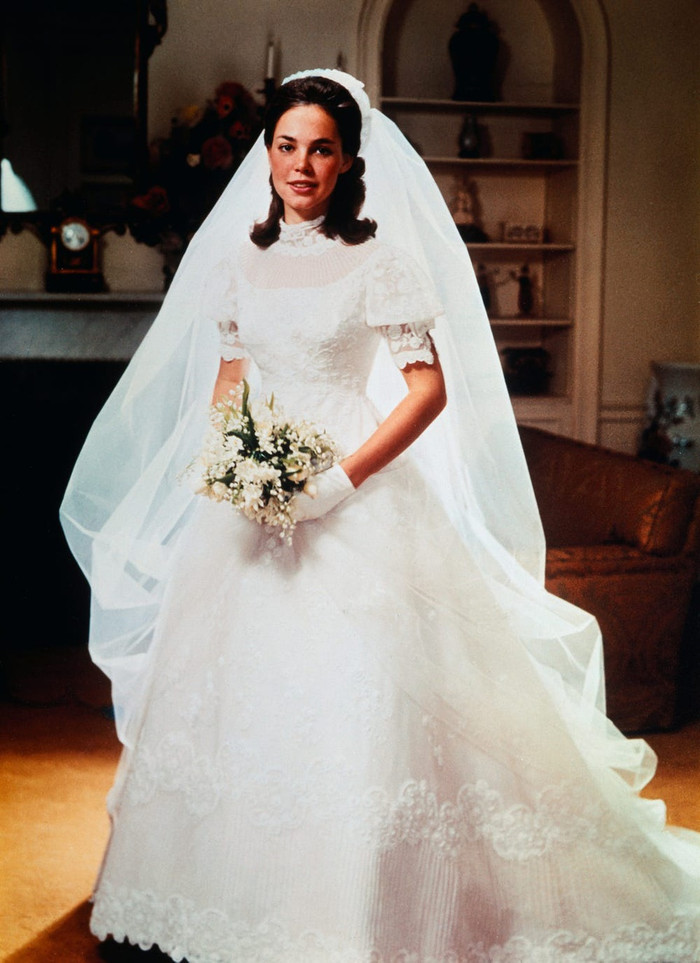 Năm 1968, con gái của ông Richard Nixon là Julie kết hôn. Chiếc váy cổ ren, thêu ngọc trai của cô có giá khoảng 2.000 USD (45.5 triệu VNĐ).