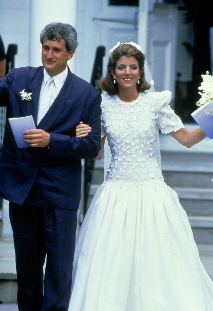 Năm 1986, Caroline Kennedy mặc chiếc váy lụa organza do Carolina Herrera thiết kế khi kết hôn với Edwin Schlossberg. Chiếc váy có thiết kế đơn giản nhưng vẫn tôn dáng người mặc. Chi tiết tay bồng phía trên kết hợp với phần váy xòe giúp người mặc khoe được phần eo thon.