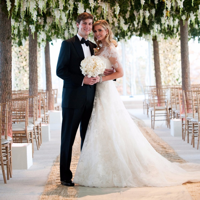 Năm 2009, Ivanka Trump cũng một thiết kế của Vera Wang cho ngày trọng đại. Nó được làm bằng ren Chantilly và Lyon. Theo People, cô đã trang trí thêm cho chiếc váy những viên kim cương trị giá 265.000 USD (6 tỷ VNĐ). 