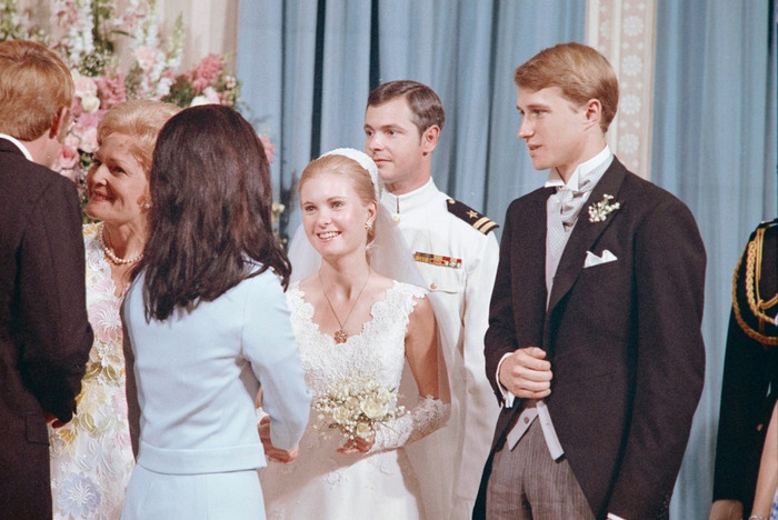 Năm 1971, Tricia Nixon mặc váy lụa trắng do Kidder thiết kế trong lễ cưới của mình. Chiếc váy được đính ren Alencon và thêu hoa huệ.