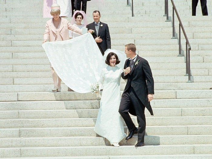 Luci - con gái của cựu Tổng thống Lyndon B. Johnson - kết hôn vào năm 1966. Váy cưới của cô là một sản phẩm do Priscilla Kidder thiết kế. Luci muốn thể hiện sự trưởng thành, chín chắn nên chọn váy cổ cao và tay dài, không khoe da thịt.