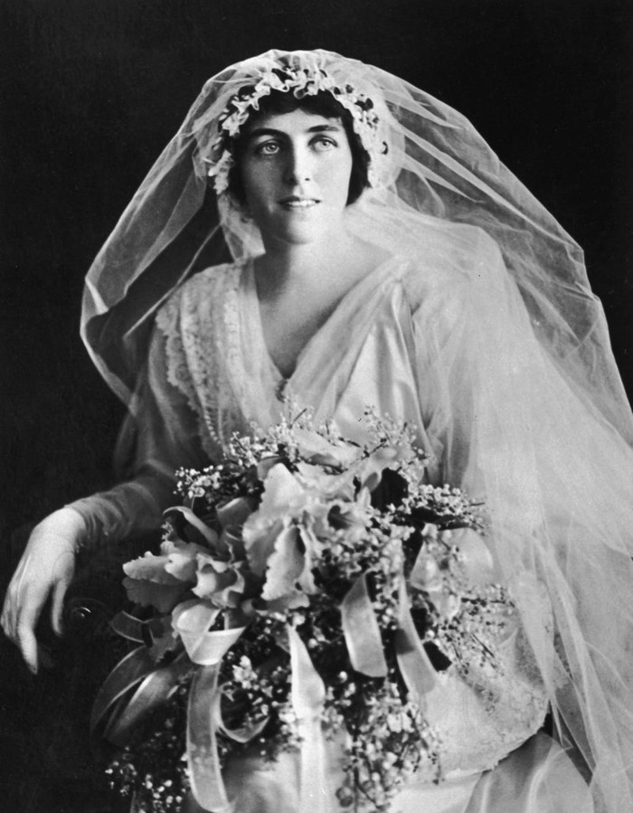 Eleanor - con gái út của cựu Tổng thống Thomas Woodrow Wilson - tổ chức đám cưới tại Nhà Trắng vào năm 1914. Váy cưới của cô được làm từ vải sa tanh màu ngà, phối với ren, khăn trùm đầu được trang trí hoa màu cam. Vào thời đó, váy cưới có cổ chữ V, tay dài bồng, dáng xòe rất được ưa chuộng vì tạo cảm giác thanh lịch cho người mặc.  