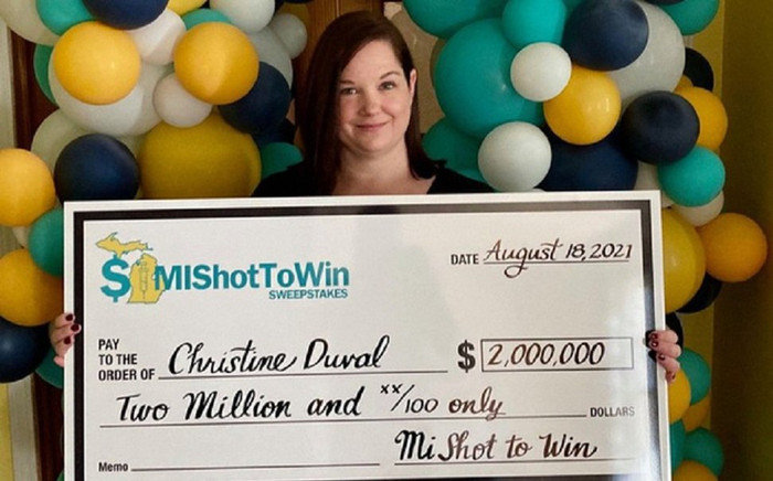 Trúng giải 45 tỷ đồng nhờ tiêm vaccine Covid-19, người phụ nữ 'ngỡ ngàng đến bật ngửa' khi được thông báo Ảnh 2