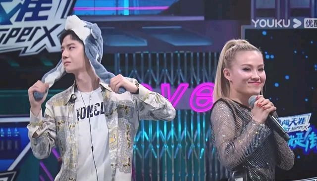 Nữ vũ công Nhật Bản được 'săn lùng' ráo riết sau khi ôm Vương Nhất Bác Ảnh 4