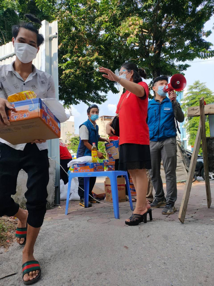Nhóm thiện nguyện của chị Tuyết thường xuyên đăng tải các hoạt động cứu trợ, mua lương thực, thực phẩm phân phát cho người dân.&nbsp;