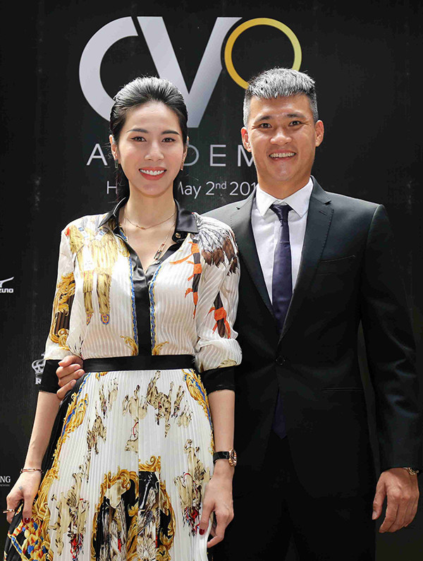 Anh được bà xã chăm chút từng li từng tí trong ngoại hình, thậm chí còn mặc đồ xuyệt tông cùng vợ mỗi khi đi sự kiện&nbsp;