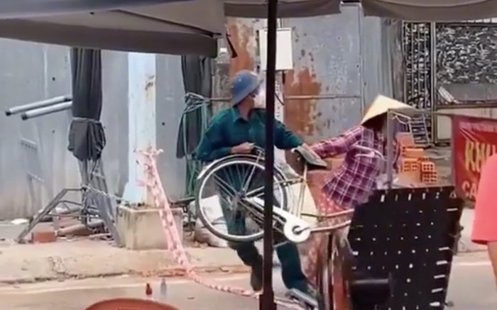 Đi xe đạp 'thông chốt' người phụ nữ còn lăn ra 'ăn vạ', cán bộ ngán ngẩm: 'Ngày nào cũng la làng la xóm' Ảnh 2
