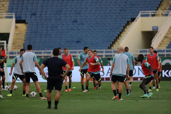 Các cầu thủ Úc chủ yếu tập nhẹ, chơi bóng ma. HLV Graham Arnold muốn các cầu thủ giữ được trạng thái thể lực và tinh thần tốt sau chiến thắng 3-0 trước Trung Quốc ở ngày ra quân.