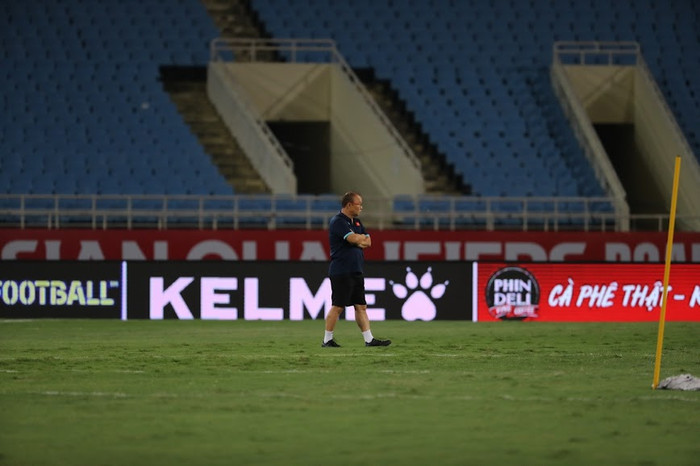 HLV Park Hang Seo đối mặt với rất nhiều khó khăn khi chấn thương và thẻ phạt xé nát hệ thống phòng ngự của tuyển Việt Nam. 