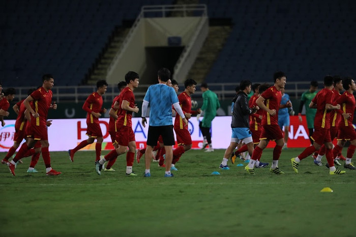 Sau buổi tập làm quen sân Mỹ Đình của tuyển Úc, đến lượt các cầu thủ Việt Nam bước ra sân tập. Có thể thấy rõ sự thua kém về thể hình của các học trò HLV Park Hang Seo so với đối thủ. Chiều cao trung bình của tuyển Việt Nam chỉ là 1m77. Chưa kể, những cầu thủ có chiều cao tốt của tuyển Việt Nam như Văn, Hậu, Duy Mạnh đều vắng mặt ở trận đấu tới.