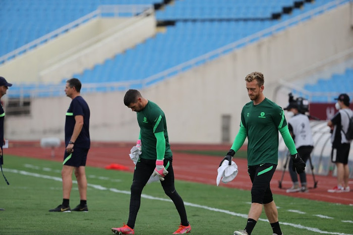 Chiều tối qua (6/9), tuyển Úc có buổi tập làm quen sân Mỹ Đình, chuẩn bị cho màn đối đầu với chủ nhà Việt Nam.