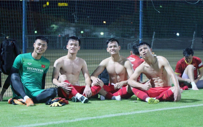 Ngắm body 'hút mắt' của dàn tuyển thủ chuẩn 'soái ca' cao hơn 1m80 của đội tuyển Việt Nam đá trận tối nay Ảnh 2