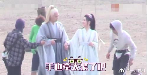 Dương Dương nắm tay Triệu Lộ Tư rất chặt.