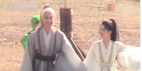 Nụ cười vô cùng vui vẻ, có thể thấy đây là nụ cười thật lòng của anh chàng.