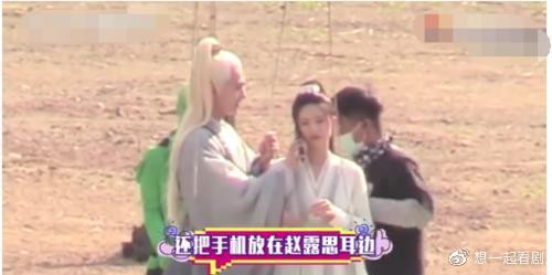 Không những thế, Dương Dương còn rất quan tâm đến bạn diễn, anh cầm điện thoại cho Triệu Lộ Tư nói chuyện.