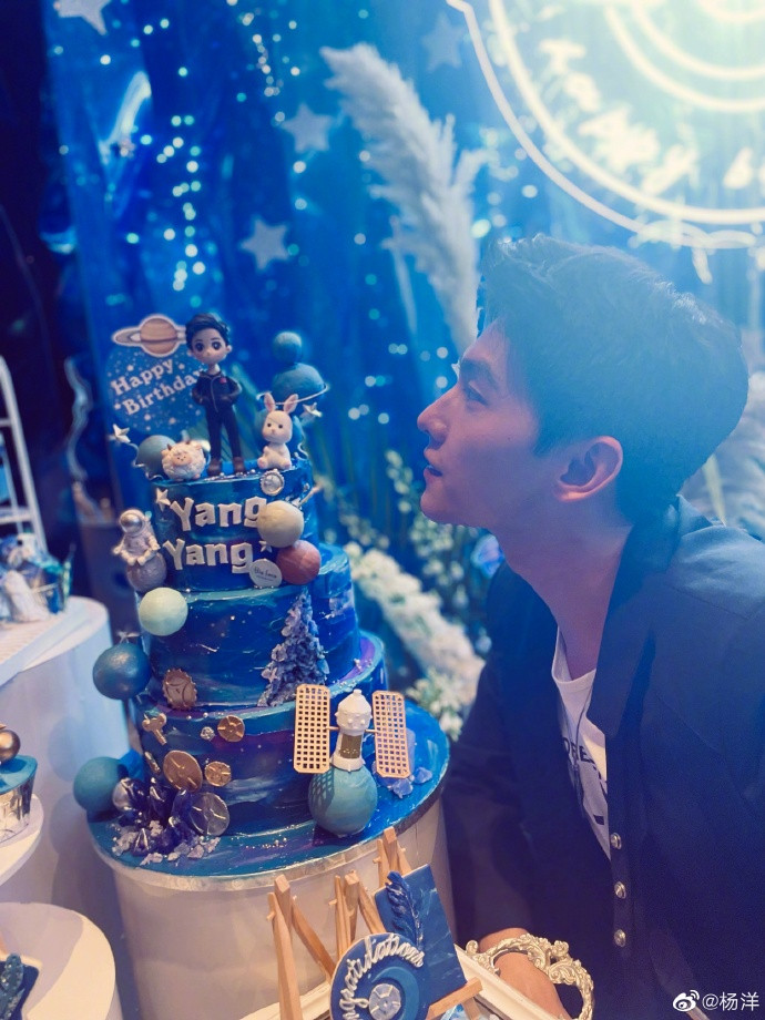 Dương Dương vô cùng điển trai trong ngày sinh nhật, chào đón tuổi 30 của mình.