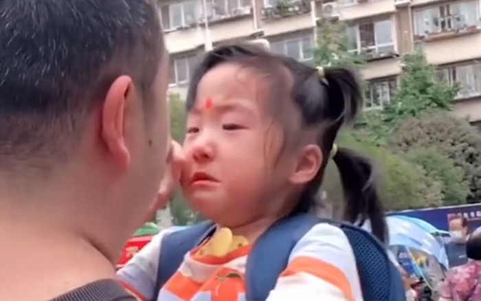 Ngày đầu đón con gái đi học mẫu giáo, ông bố lén lau nước mắt khi thấy con tan trường Ảnh 2