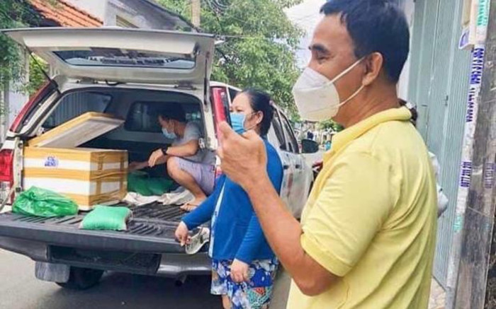 MC Quyền Linh vội đi làm từ thiện đến mức mặc áo trái vậy mà ai cũng thả tim khen đẹp Ảnh 2