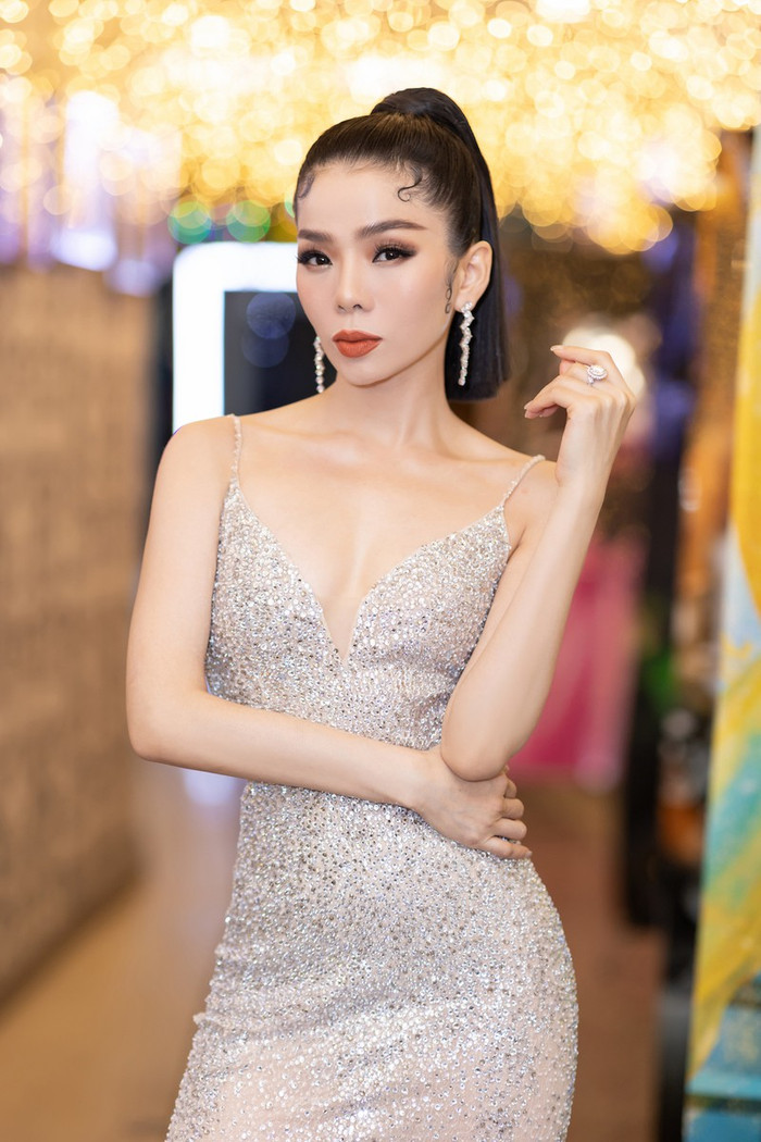 Lệ Quyên đã để lại cho thấy thái độ của cô khi hai ca khúc này nổi trở lại.