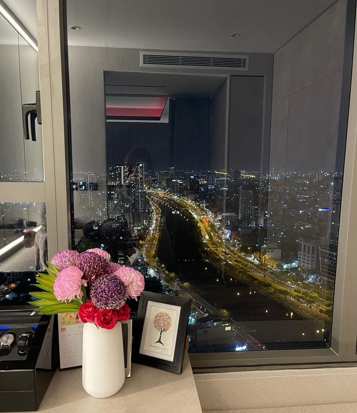 View ngắm toàn cảnh Sài Gòn sầm uất. 