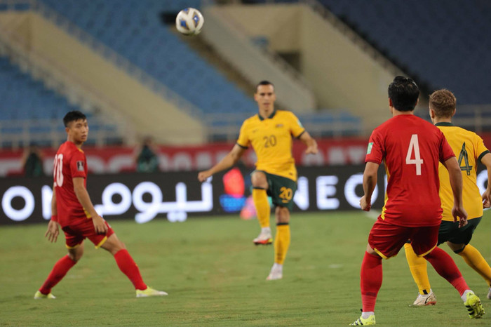 Có được bàn mở tỷ số, nhưng phải thừa nhận các cầu thủ Úc đã gặp khó khăn hơn nhiều so với trận đấu trước đó gặp Trung Quốc. Còn nhớ ở trận gặp Trung Quốc, Úc ghi liên tiếp hai bàn thắng chỉ sau hai phút khiến Trung Quốc vỡ trận. Cả trận đấu đó, Trung Quốc không tung ra nổi cú sút nào đi trúng khung thành của thủ môn Ryan.